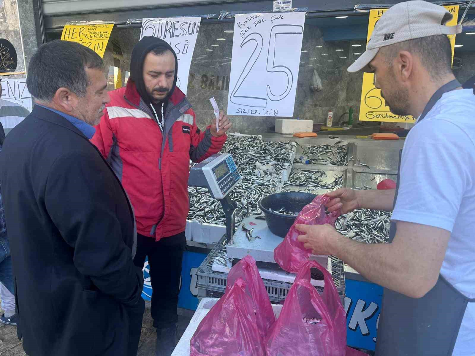 Ordu’da hamsi 25 liraya düştü, vatandaş sıraya girdi