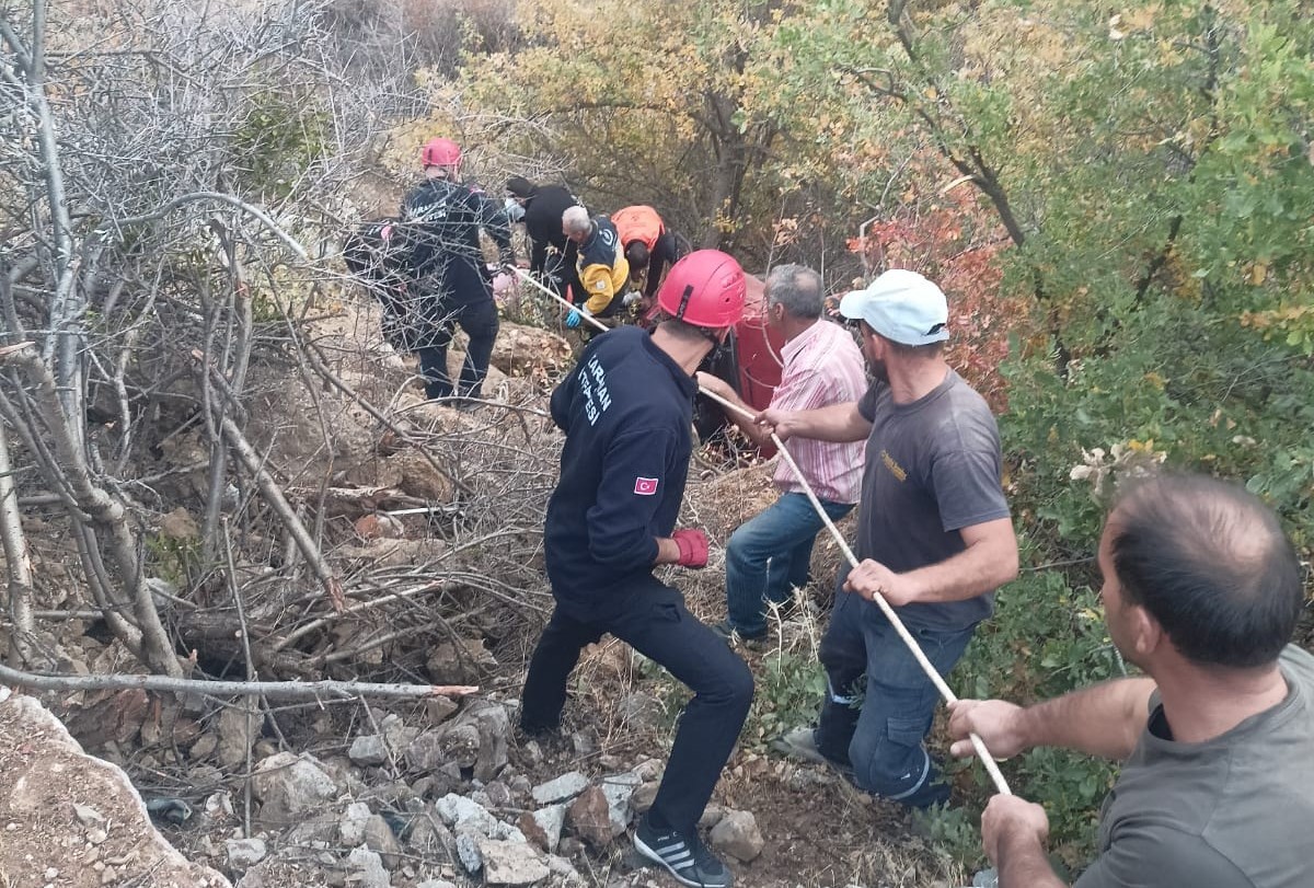 Karaman’da otomobil uçuruma yuvarlandı: 3 yaralı