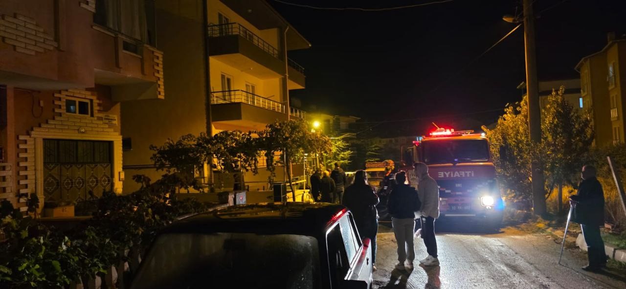 Yalvaç’ta 3 katlı binada korkutan yangın