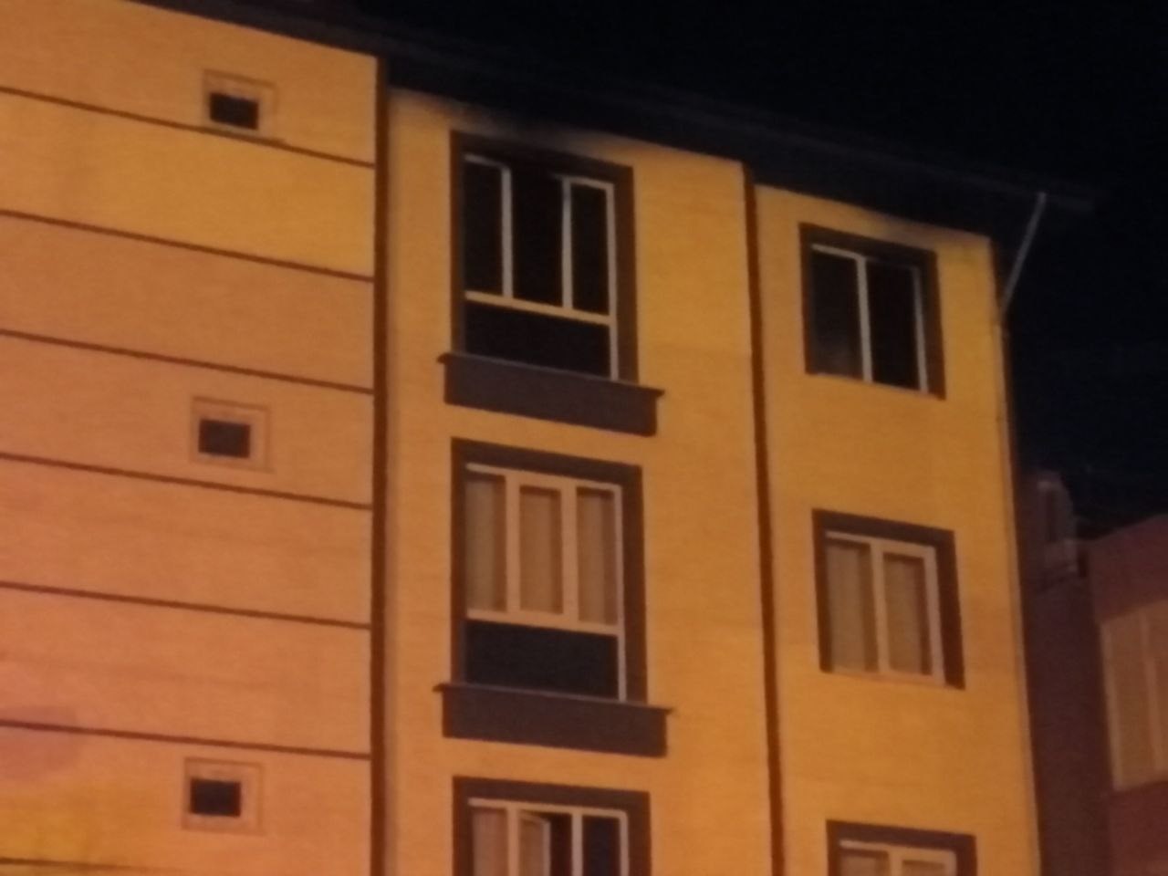 Yalvaç’ta 3 katlı binada korkutan yangın