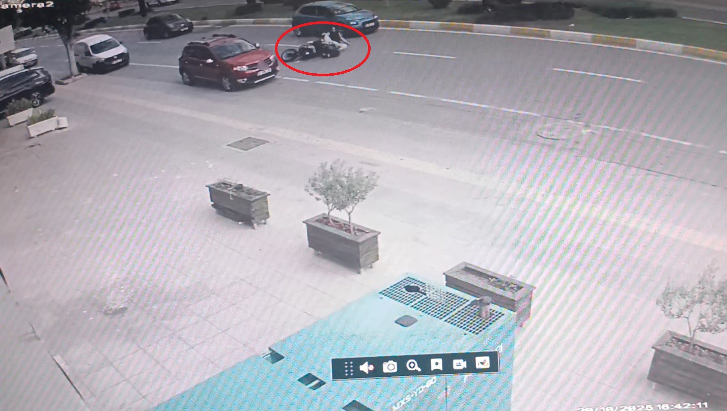 Devrilen motosikletle beraber metrelerce s&uuml;r&uuml;klendiler
