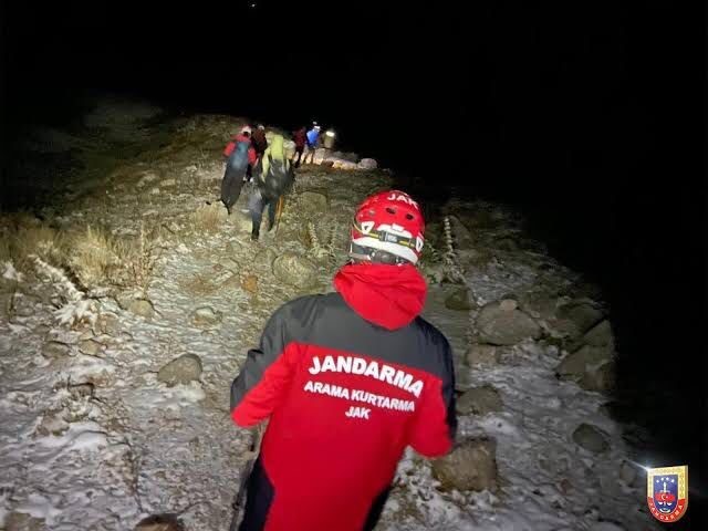 Y&uuml;r&uuml;y&uuml;ş yaparken d&uuml;şen şahsı, JAK ve UMKE ekipleri kurtardı
