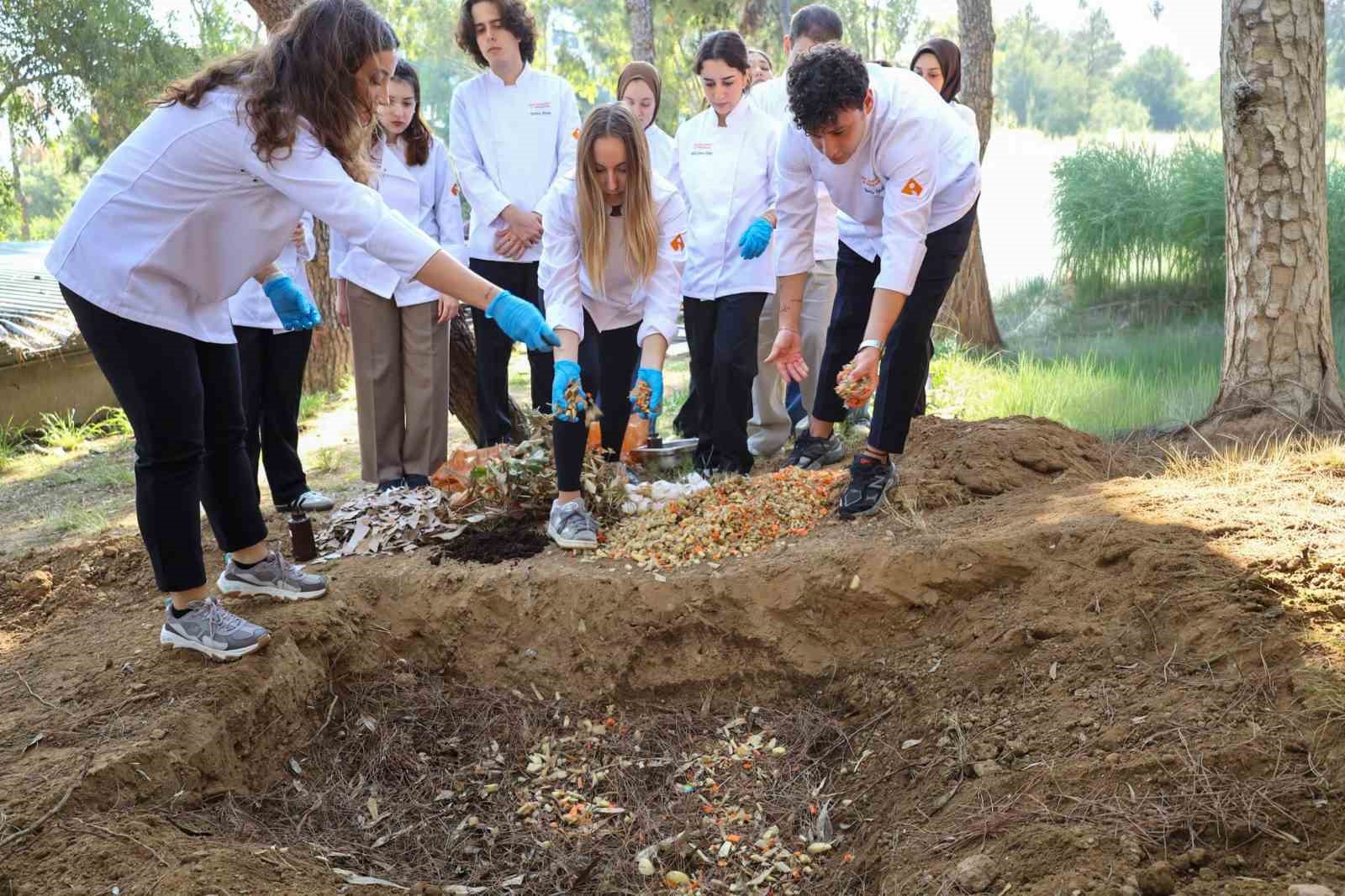 Mutfak atıkları çöpe değil, kompost gübre için toprağa gitti