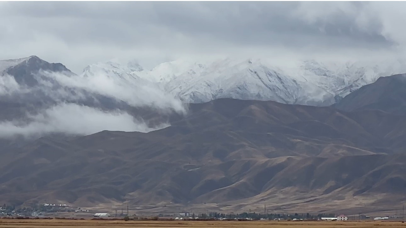 İkiyaka Dağları beyaza b&uuml;r&uuml;nd&uuml;
