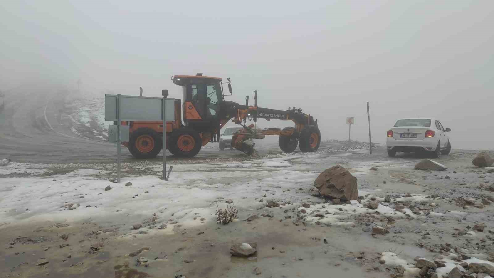 Turuncu kaplanların kar mesaisi Karabet Geçidi’nde başladı