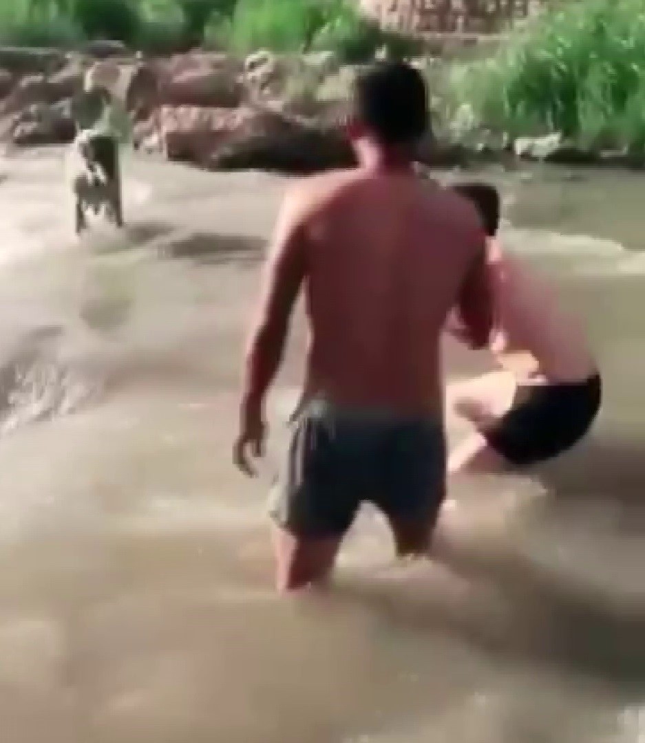 Dondurucu soğuğa aldırış etmeden, anne k&ouml;peği yavrularına kavuşturmak i&ccedil;in ırmağa girdiler
