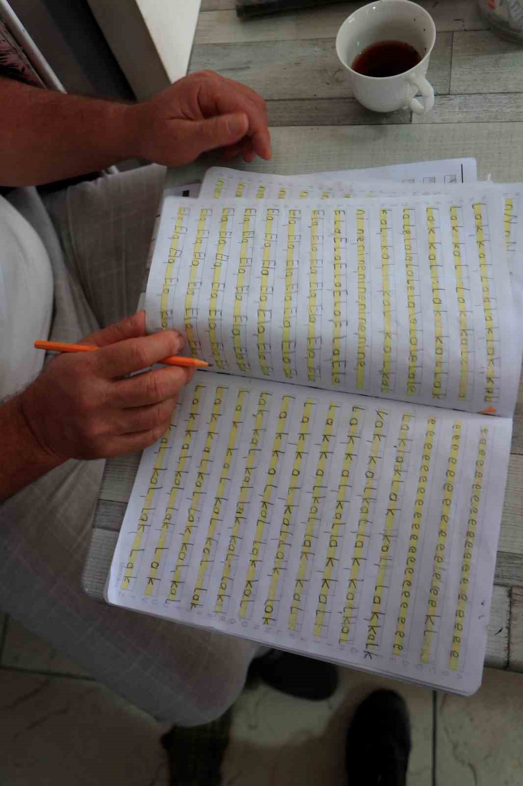 Ehliyet sahibi olabilmek i&ccedil;in 48 yaşında okuma-yazma &ouml;ğrenmeye başladı
