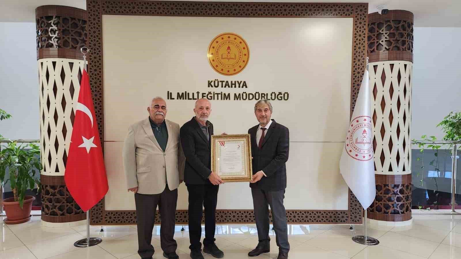 K&uuml;tahya İl Milli Eğitim M&uuml;d&uuml;rl&uuml;ğ&uuml;&rsquo;ne Kızılay&rsquo;dan "Altın Kurumsal Kan Bağış&ccedil;ısı" &ouml;d&uuml;l&uuml;
