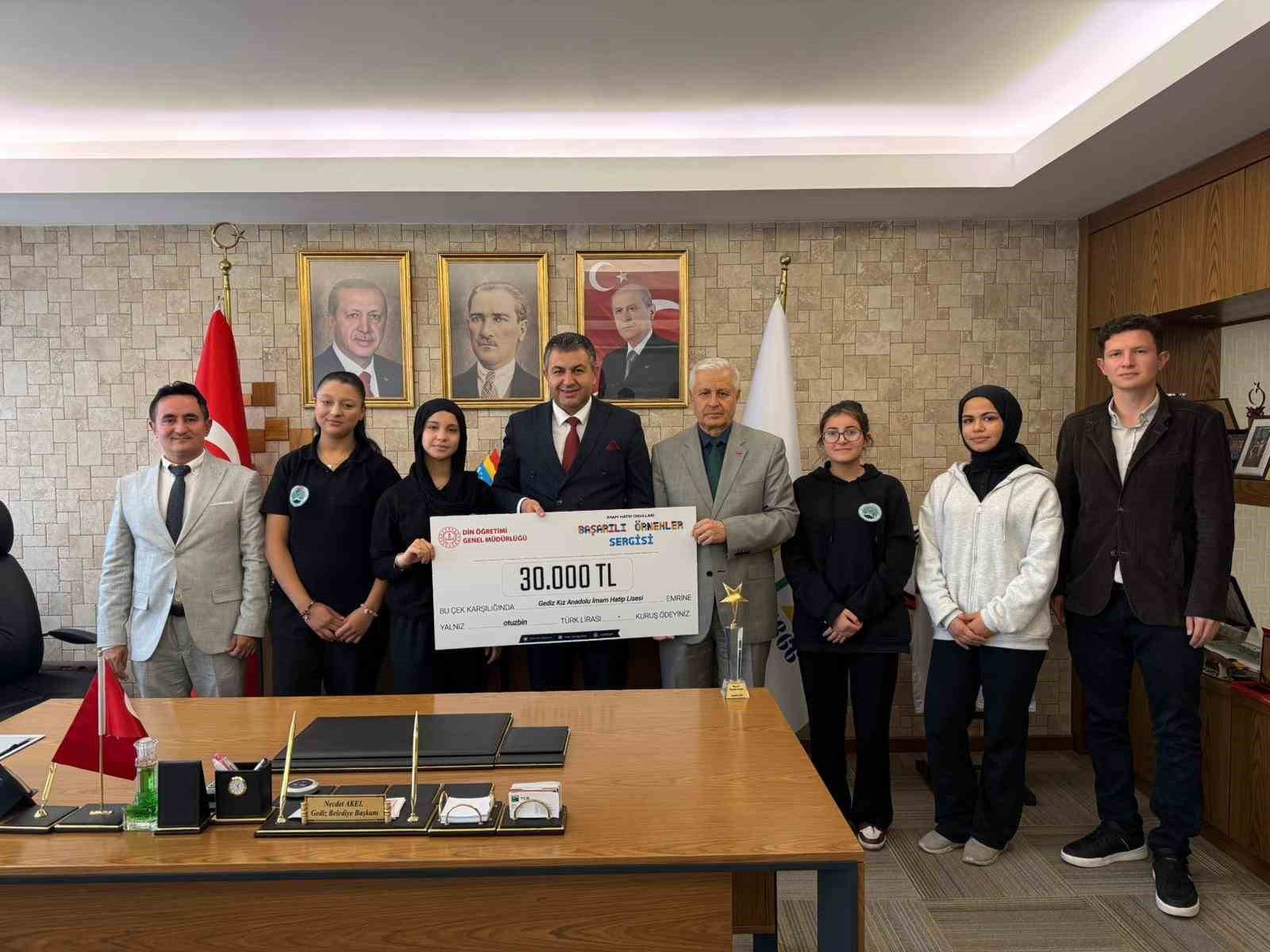 Kız İmam Hatip Lisesi’nin Türkiye birinciliği gururu Başkan Akel ile paylaşıldı