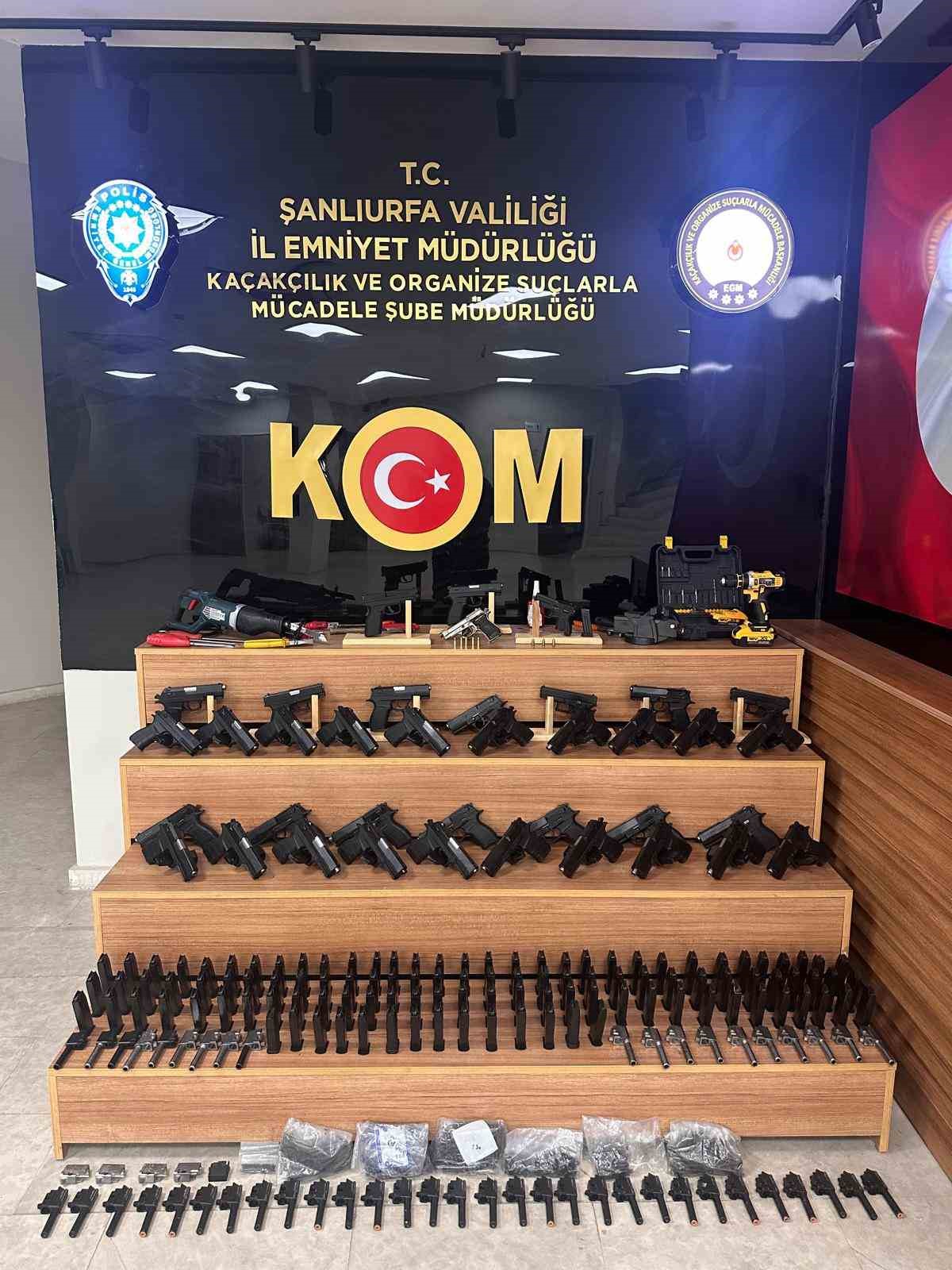 Şanlıurfa&rsquo;da 37 tabanca ve &ccedil;ok sayıda silah par&ccedil;ası ele ge&ccedil;irildi
