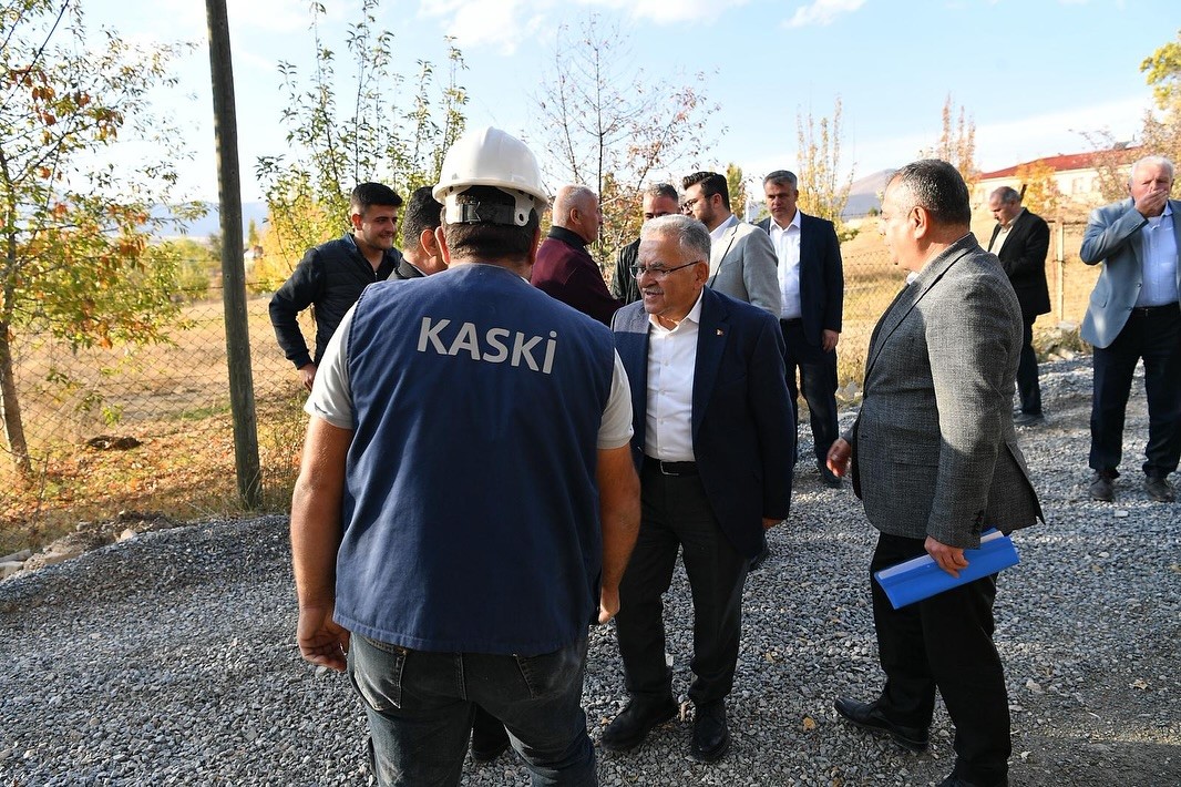 Büyükşehir’in Sarız’daki alt ve üst yapı yatırımları sürüyor