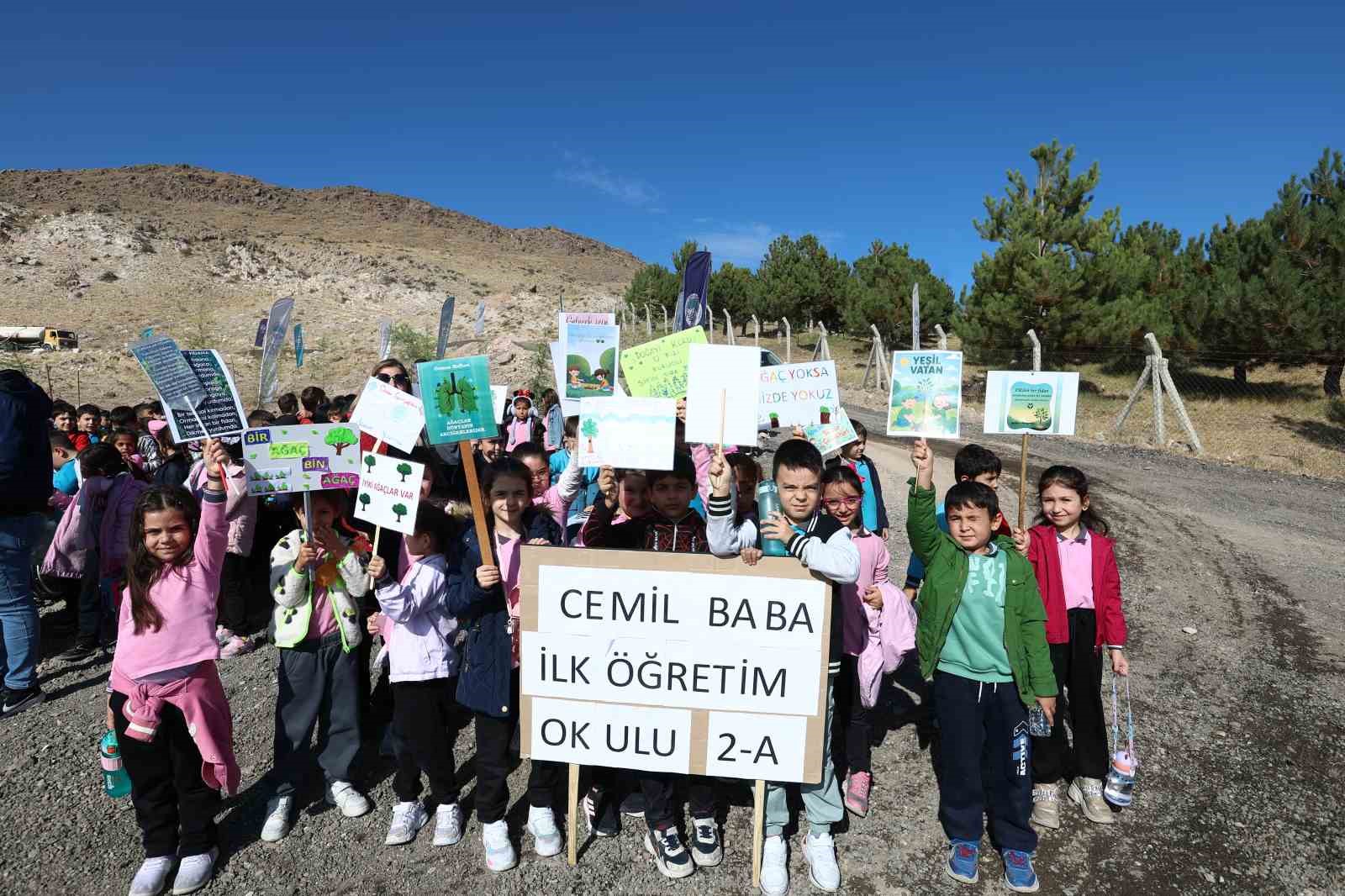 Büyükşehirin Yeşil Vatan Seferberliği’nde 3 bin fidan daha toprakla buluştu