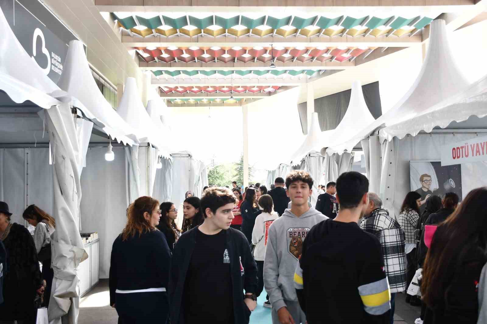 Balıkesir Kitap Fuarı’nda medya, siyaset ve edebiyat rüzgârı esti