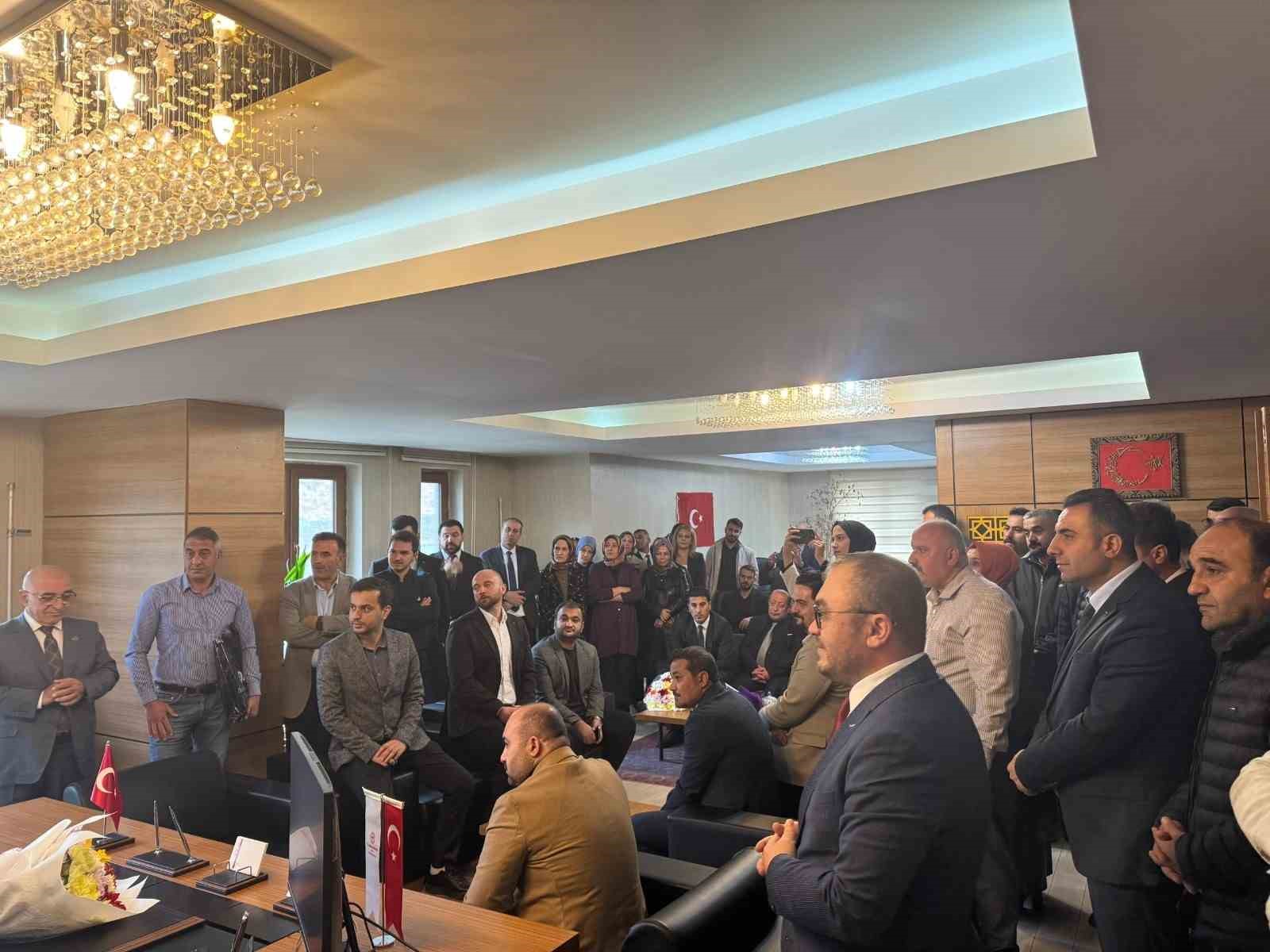 Tayini çıkan sağlık müdürüne kalabalık uğurlama