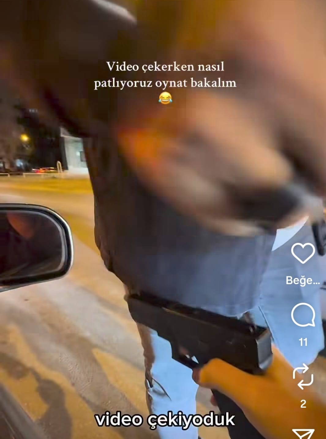 Kozan&rsquo;da silahla "şaka" videosu &ccedil;eken gen&ccedil;ler polisi karşılarında g&ouml;r&uuml;nce panik yaşadı
