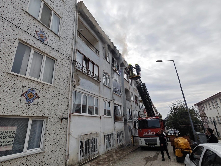 Erdek&rsquo;te apartman dairesinde korkutan yangın
