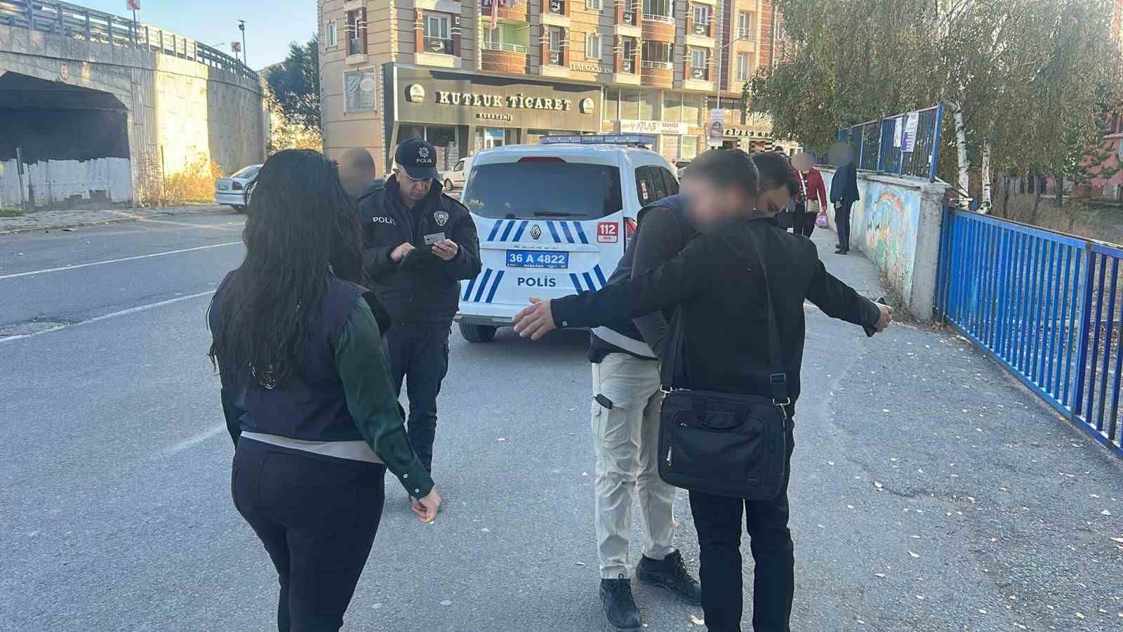 Kars’ta okul önlerinde uygulamalar sıklaştırıldı