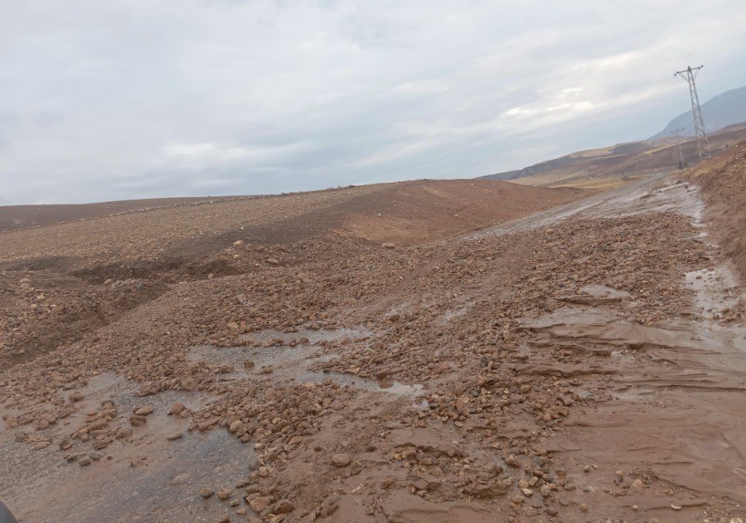Siirt’te yağışla birlikte oluşan heyelan yola böyle aktı