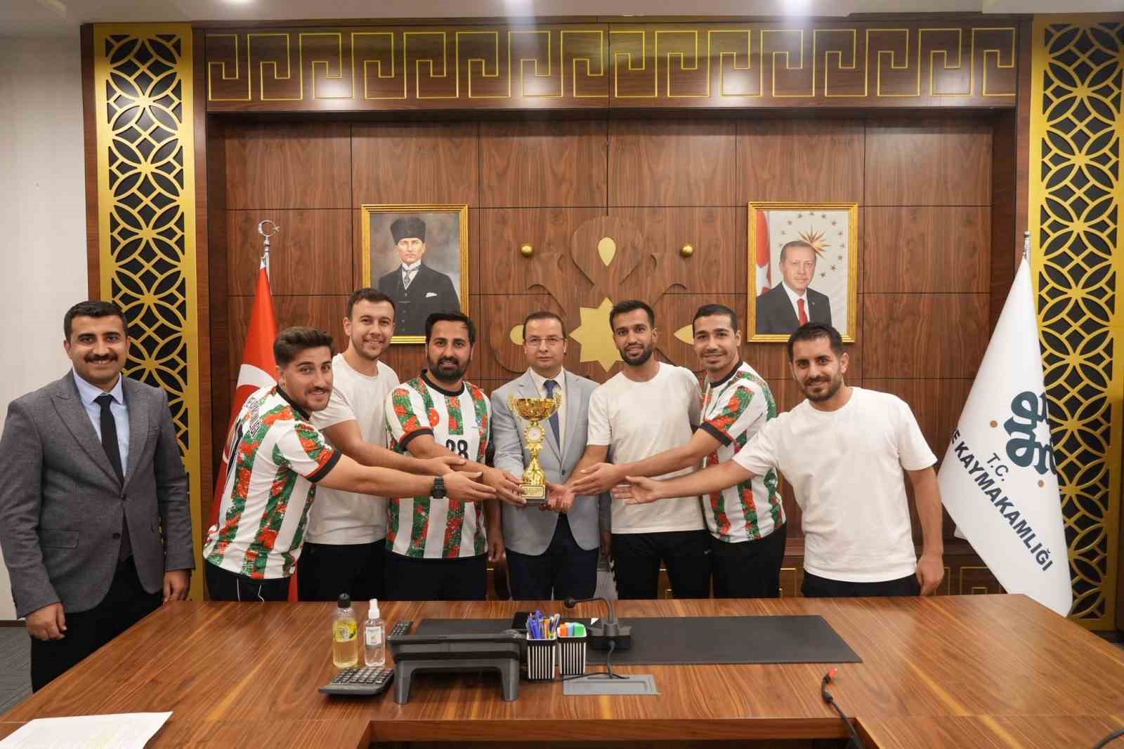 Kaymakam Baycar, şampiyon takımları makamında ağırladı