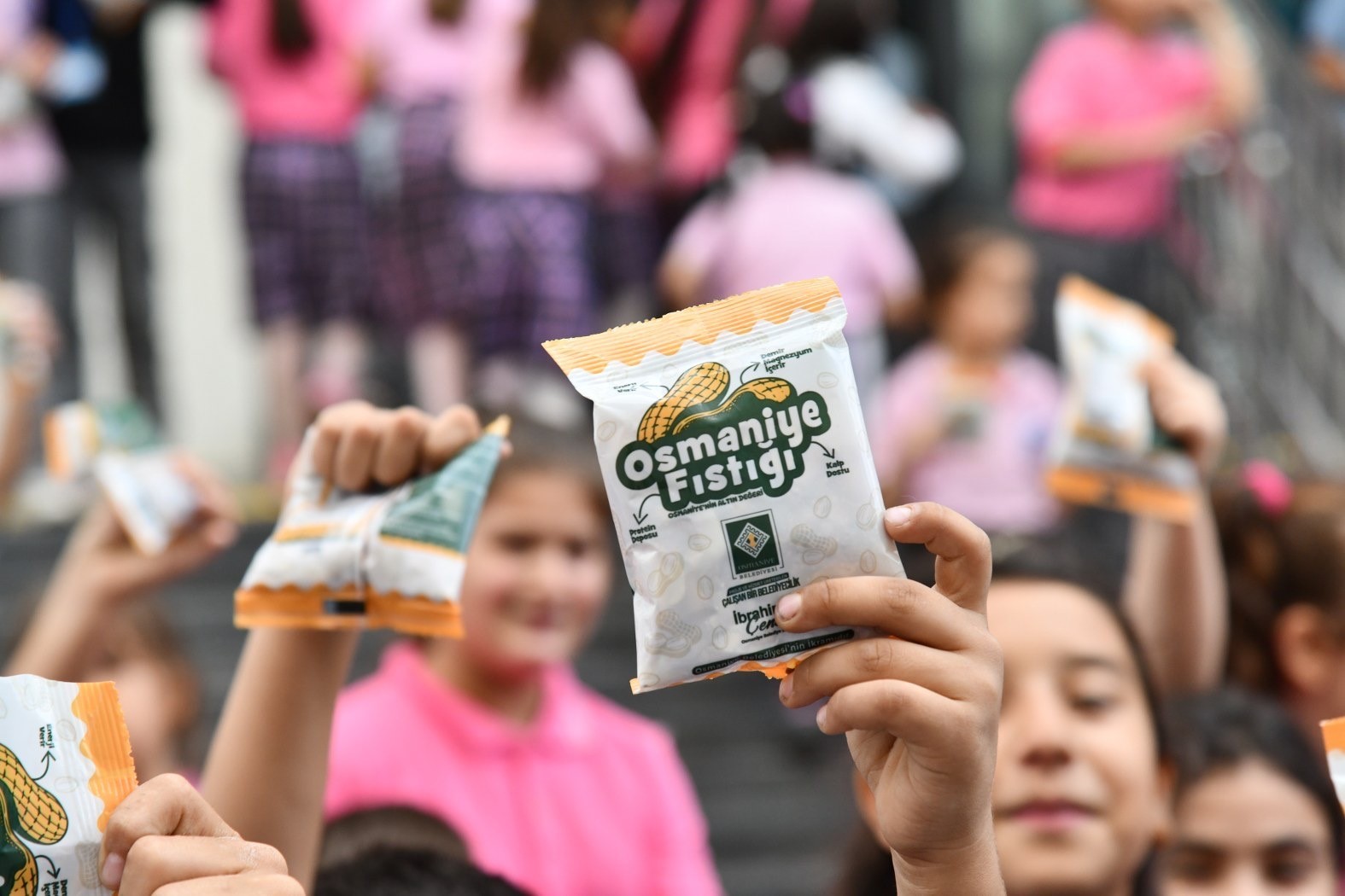 Osmaniye’de öğrencilere yer fıstığı ikram edildi