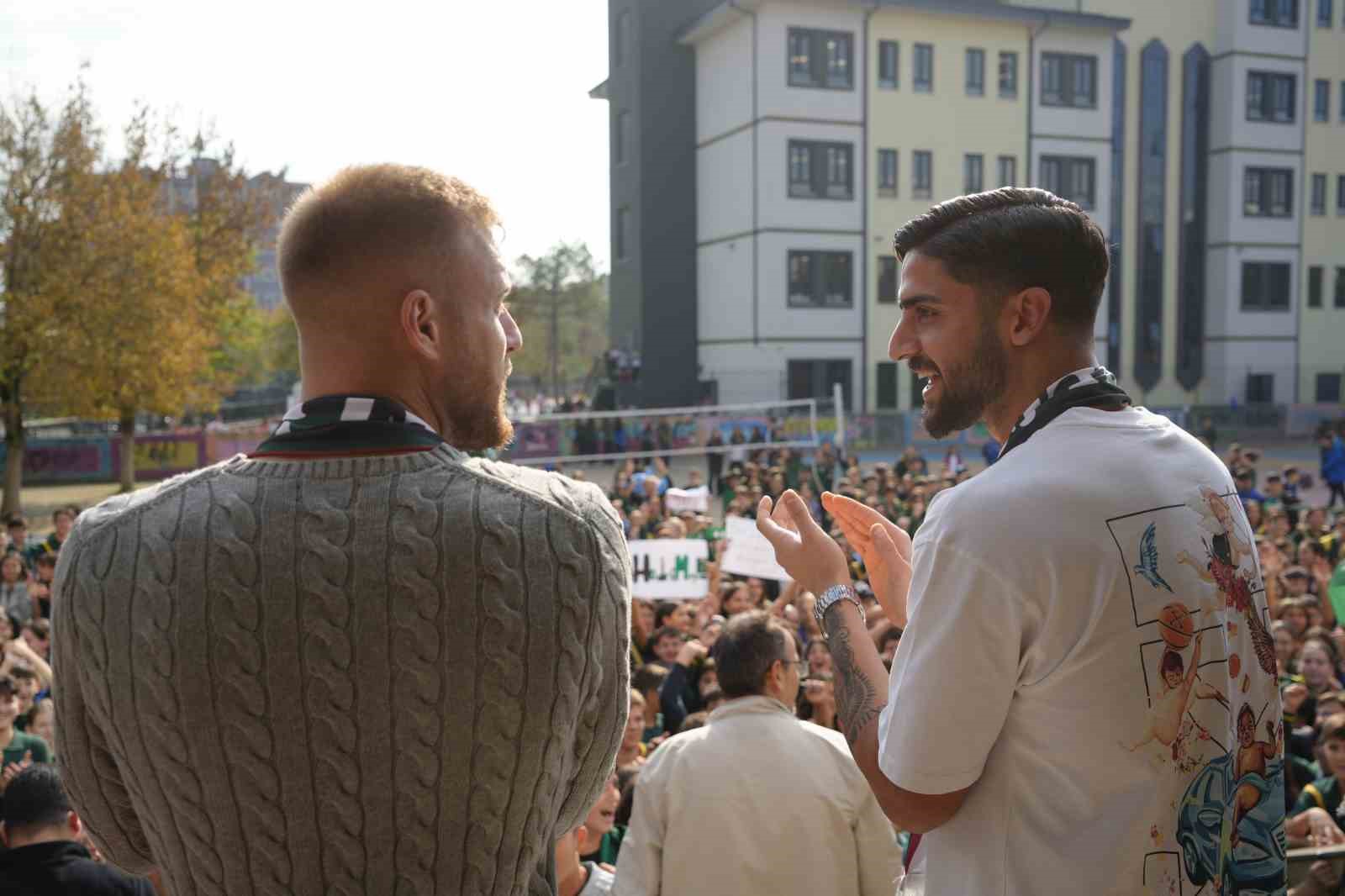 Öğrenciler, Kocaelisporlu futbolculara enerji verdi
