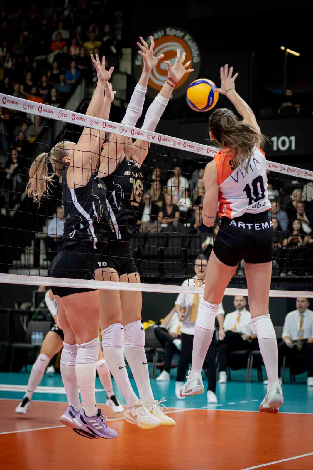 Sultanlar Ligi: Eczacıbaşı Dynavit: 1 - V. Bank: 3
