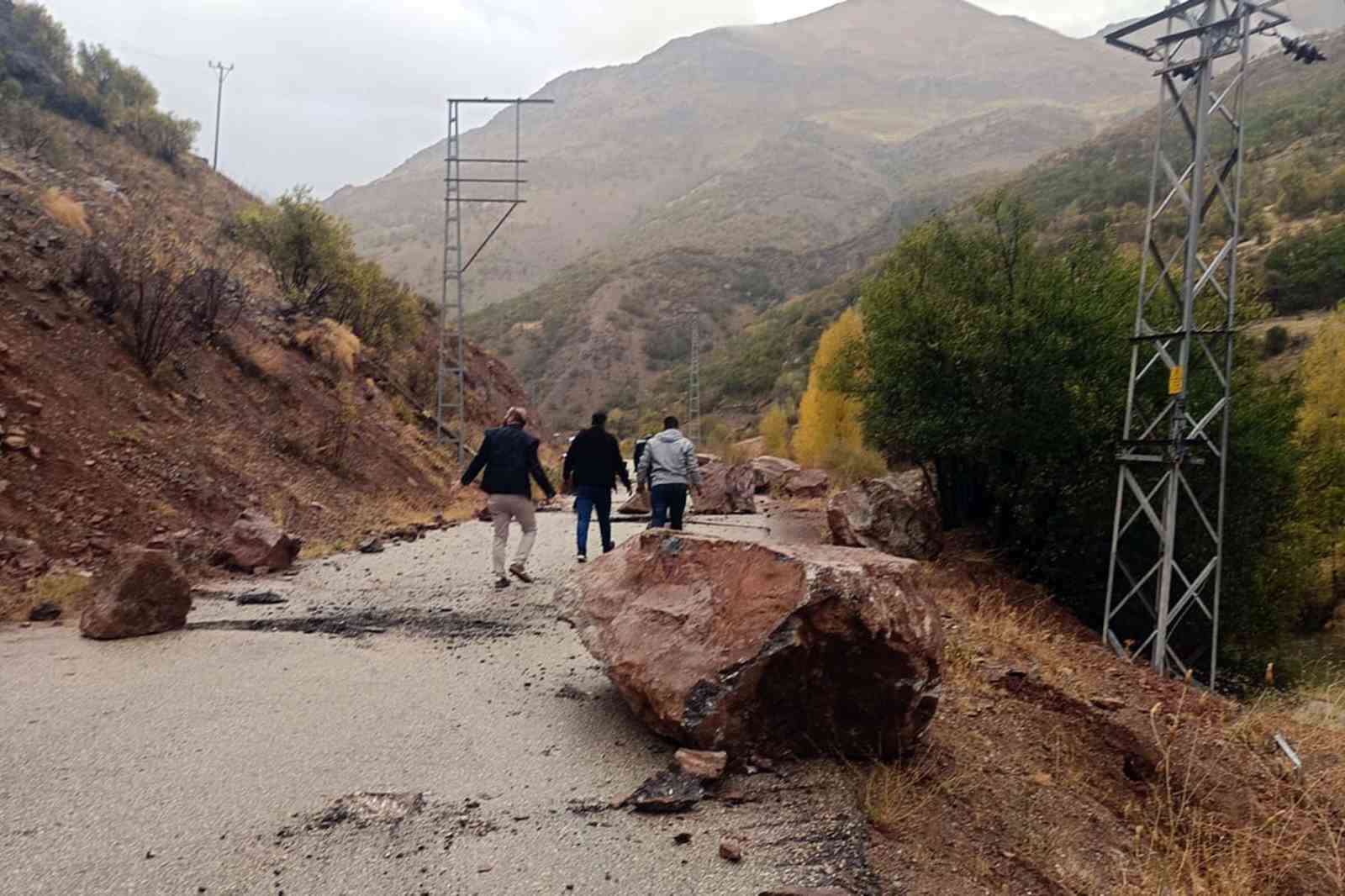 &Ccedil;atak&rsquo;ta yola kaya par&ccedil;aları d&uuml;şt&uuml;

