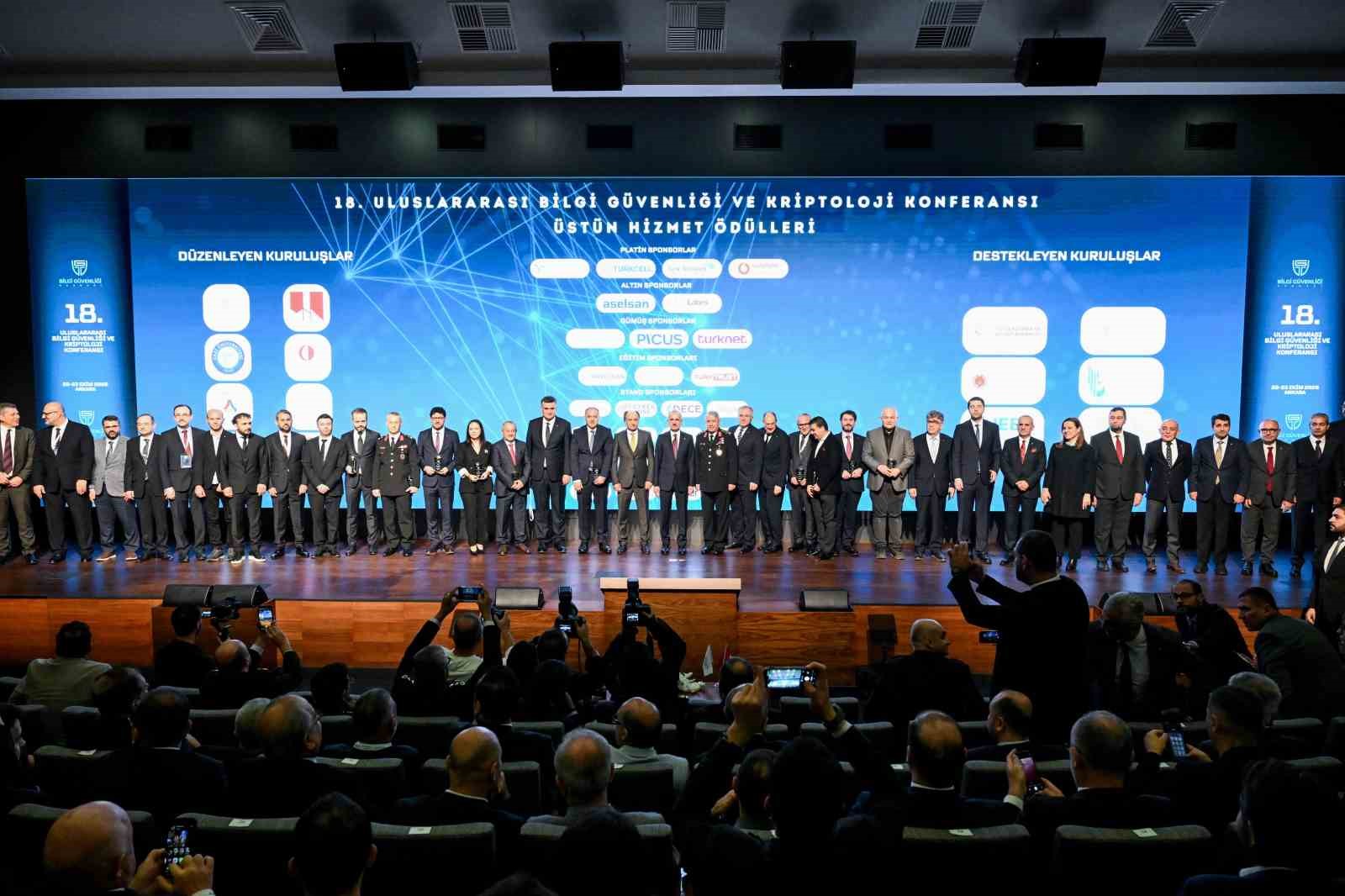 Bakan Uraloğlu: "5G teknolojisi, y&uuml;ksek hızı, d&uuml;ş&uuml;k gecikme s&uuml;resi ve geniş bağlantı kapasitesiyle dijital ekosistemimizi yeniden şekillendirerek her alanda yenilik&ccedil;i &ccedil;&ouml;z&uuml;mler sunacak"
