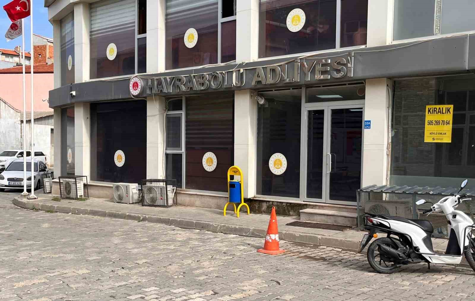 Tekirdağ&rsquo;da mezarlıktan mermer hırsızlığı: Ş&uuml;pheli adli kontrolle serbest bırakıldı
