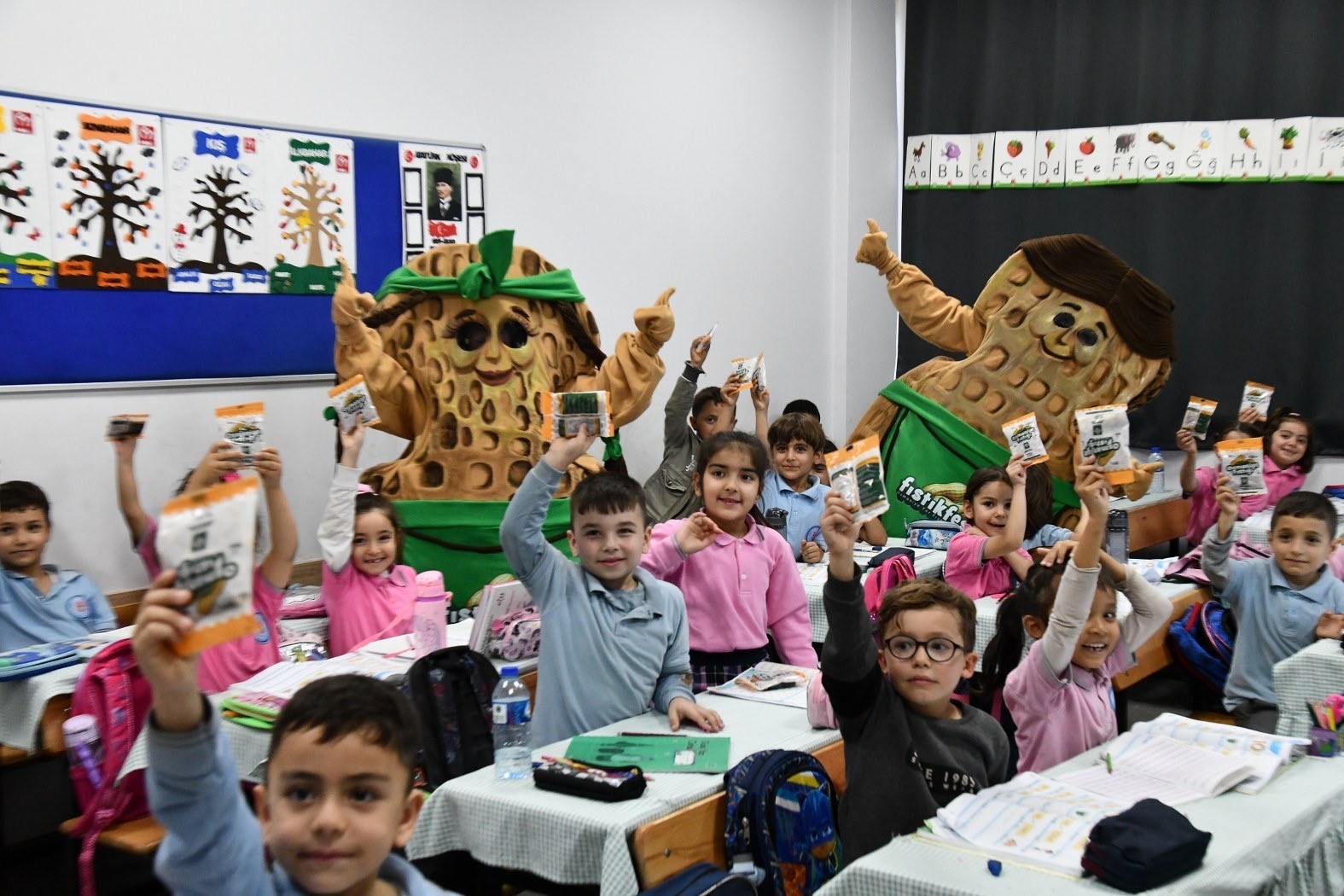 Osmaniye’de öğrencilere yer fıstığı ikram edildi