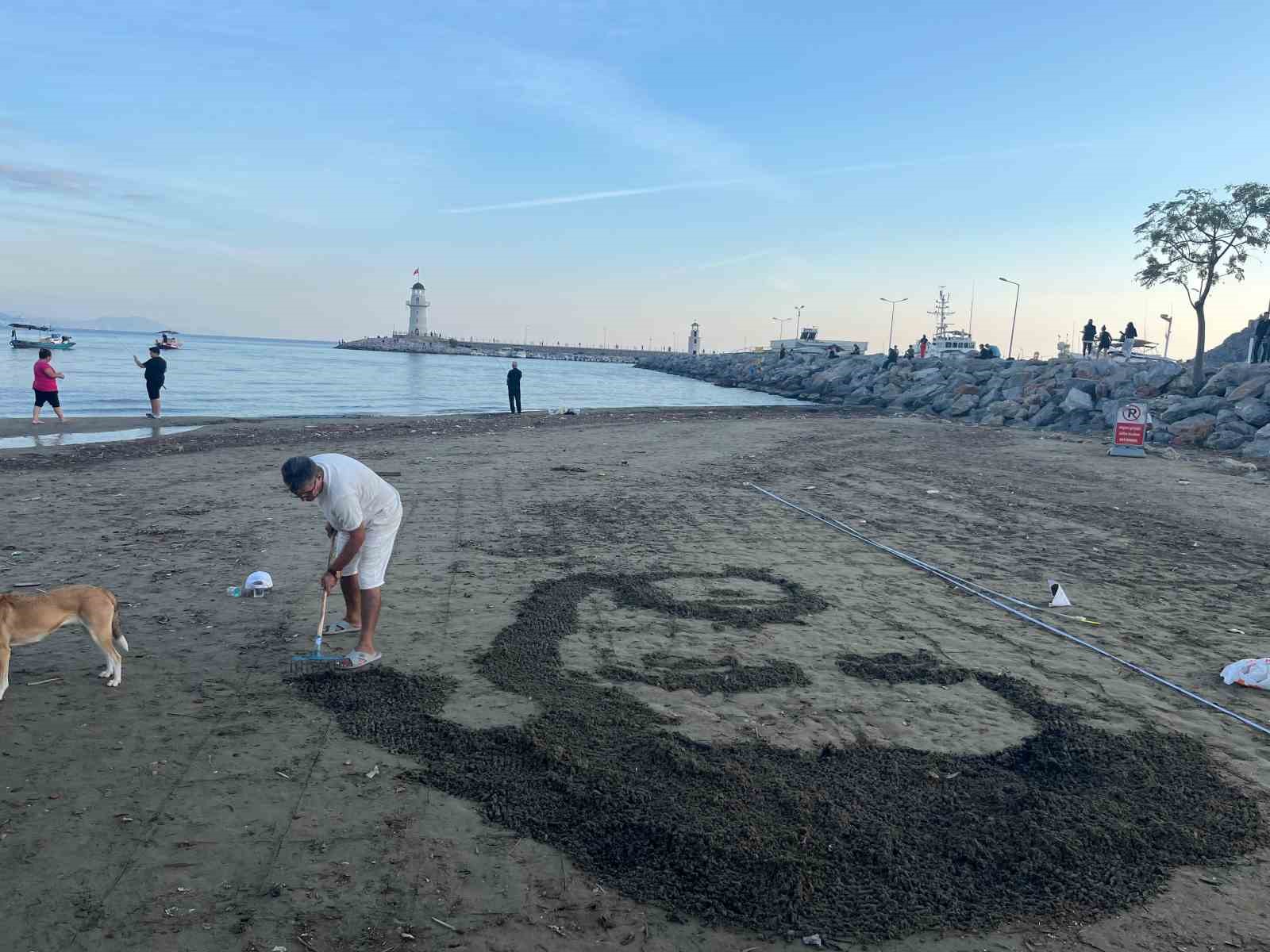 Barış Manço’nun resmini tırmıkla Alanya sahillerine işledi