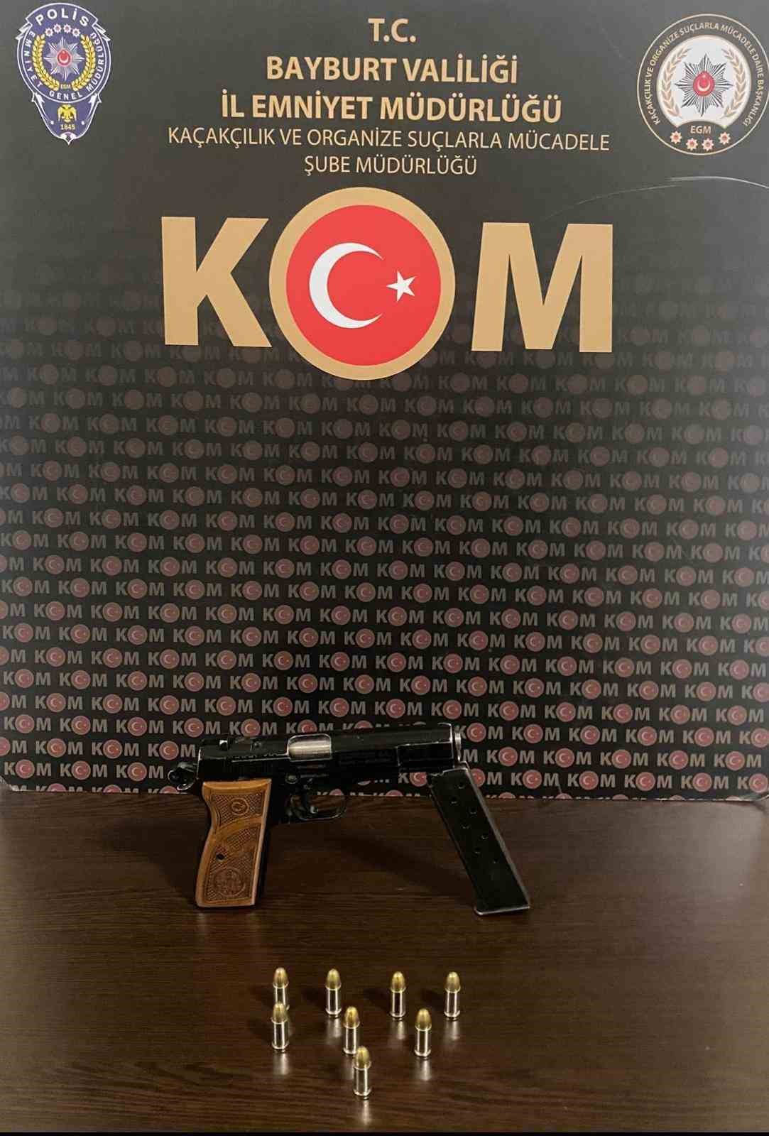 Bayburt’ta kaçak alkol ve tütün operasyonlarında 4 şüpheli gözaltına alındı