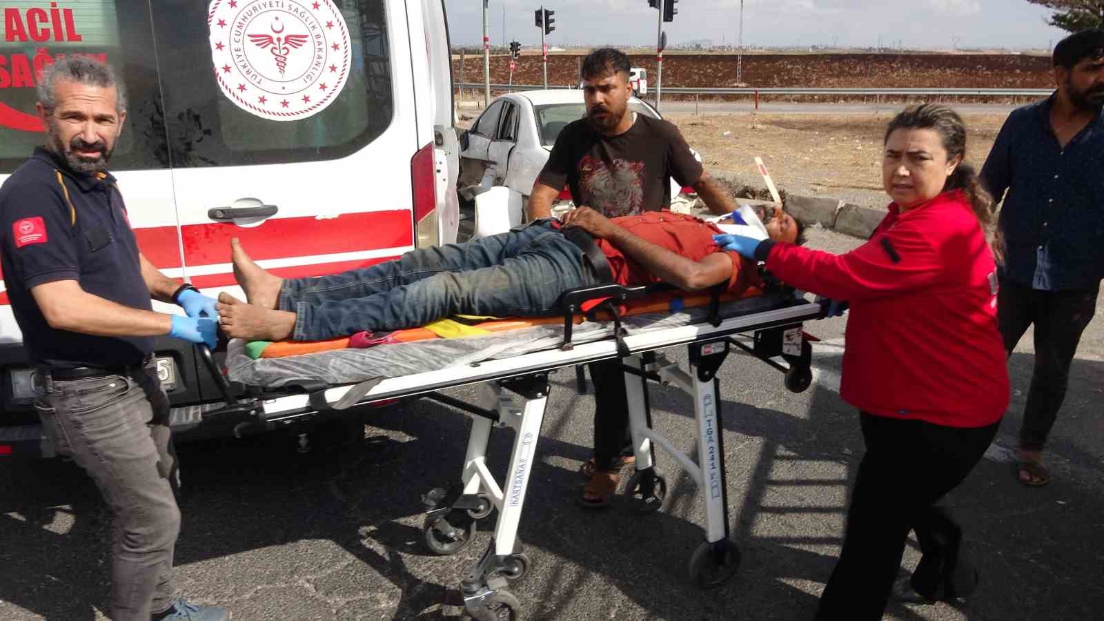 Yaralı taşıyan otomobille kamyonet çarpıştı: 3 yaralı