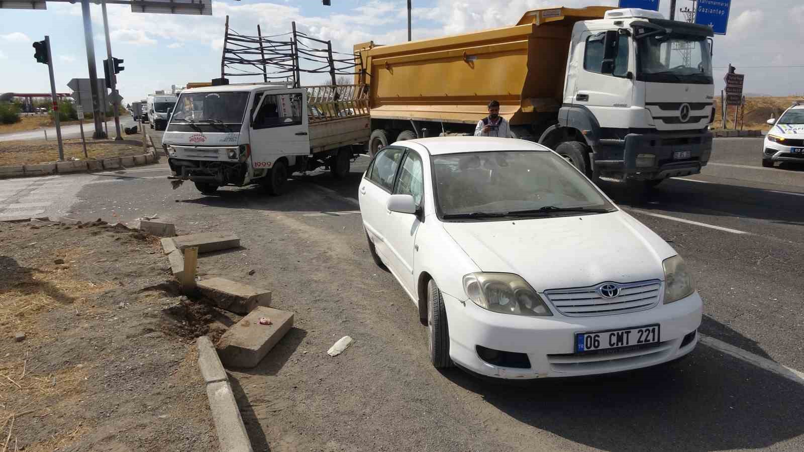 Yaralı taşıyan otomobille kamyonet &ccedil;arpıştı: 3 yaralı
