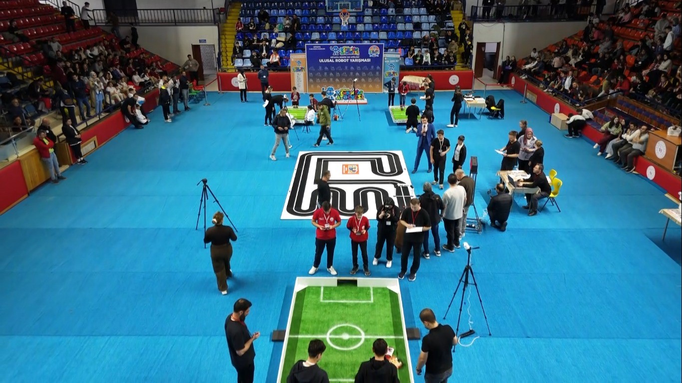Kütahya’da Ulusal Robot Yarışması renkli görüntülere sahne oldu