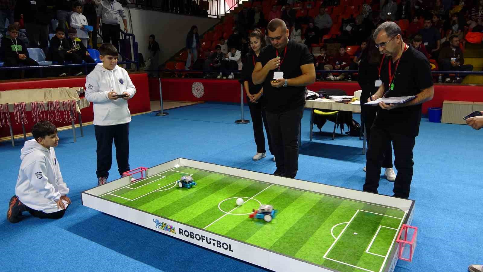 Kütahya’da Ulusal Robot Yarışması renkli görüntülere sahne oldu
