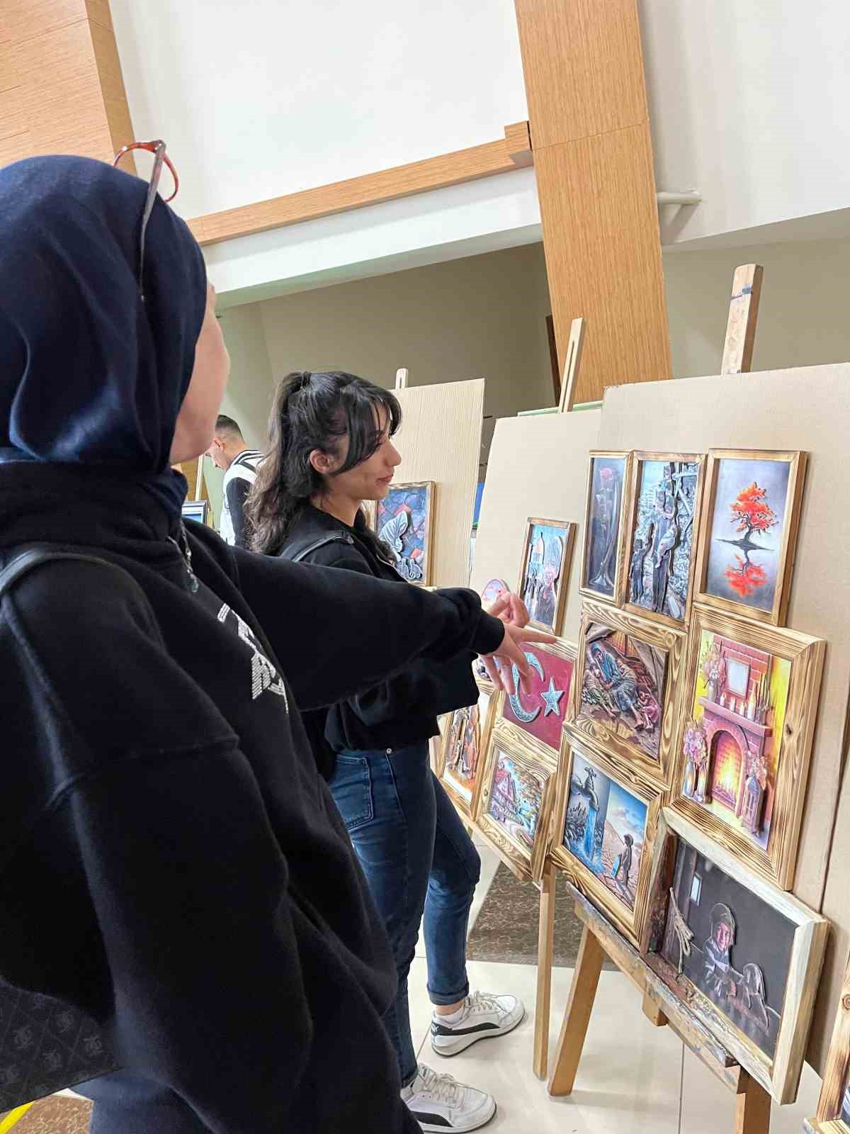 Gençlerin el emeği ürünleri görücüye çıktı