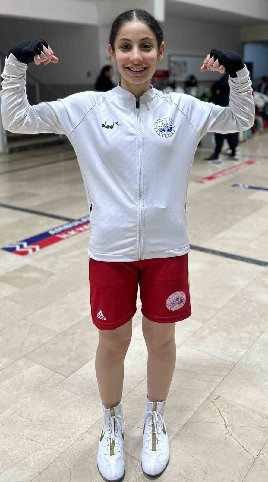 Elazığ Belediyespor boksörü Elif Naz, milli takım kampında