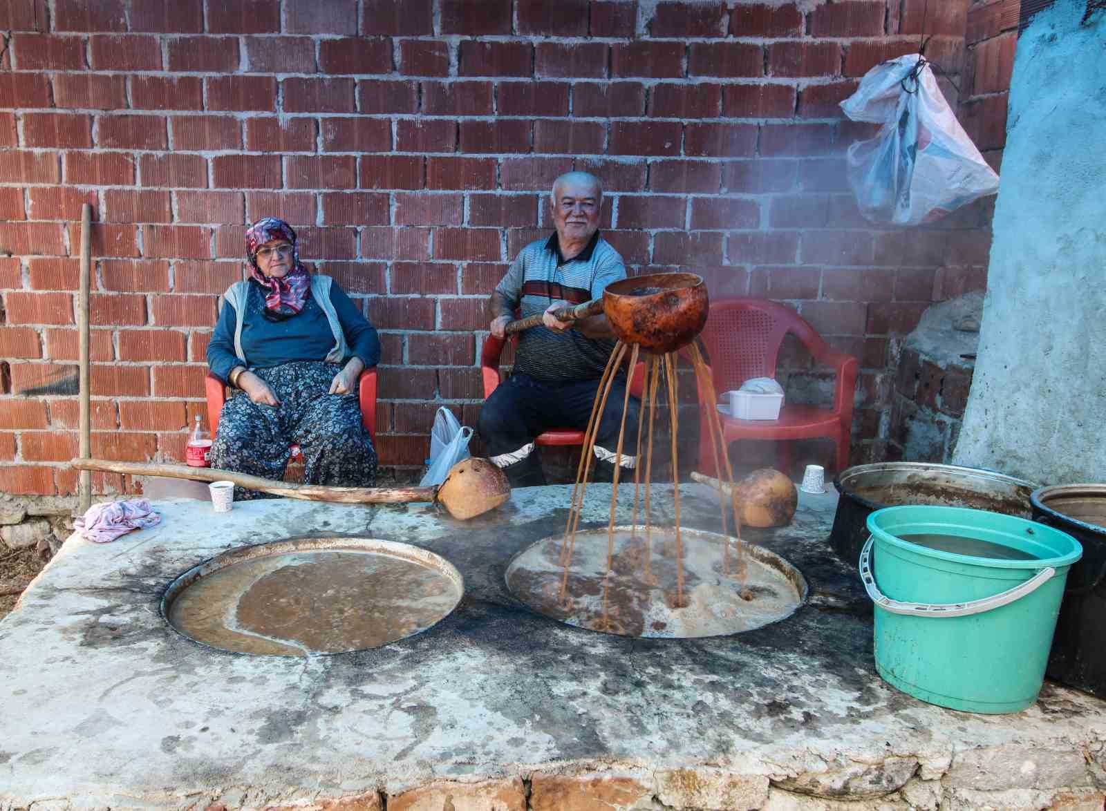 G&ouml;rdes&rsquo;te pekmez mesaisi başladı
