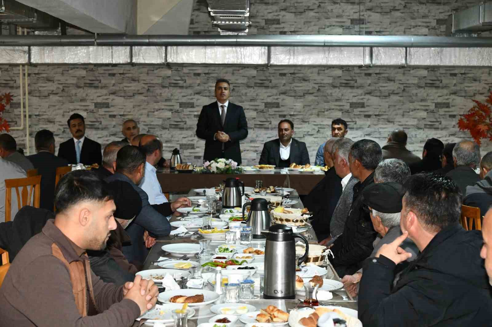 Vali Çiçek, muhtarlarla bir araya geldi