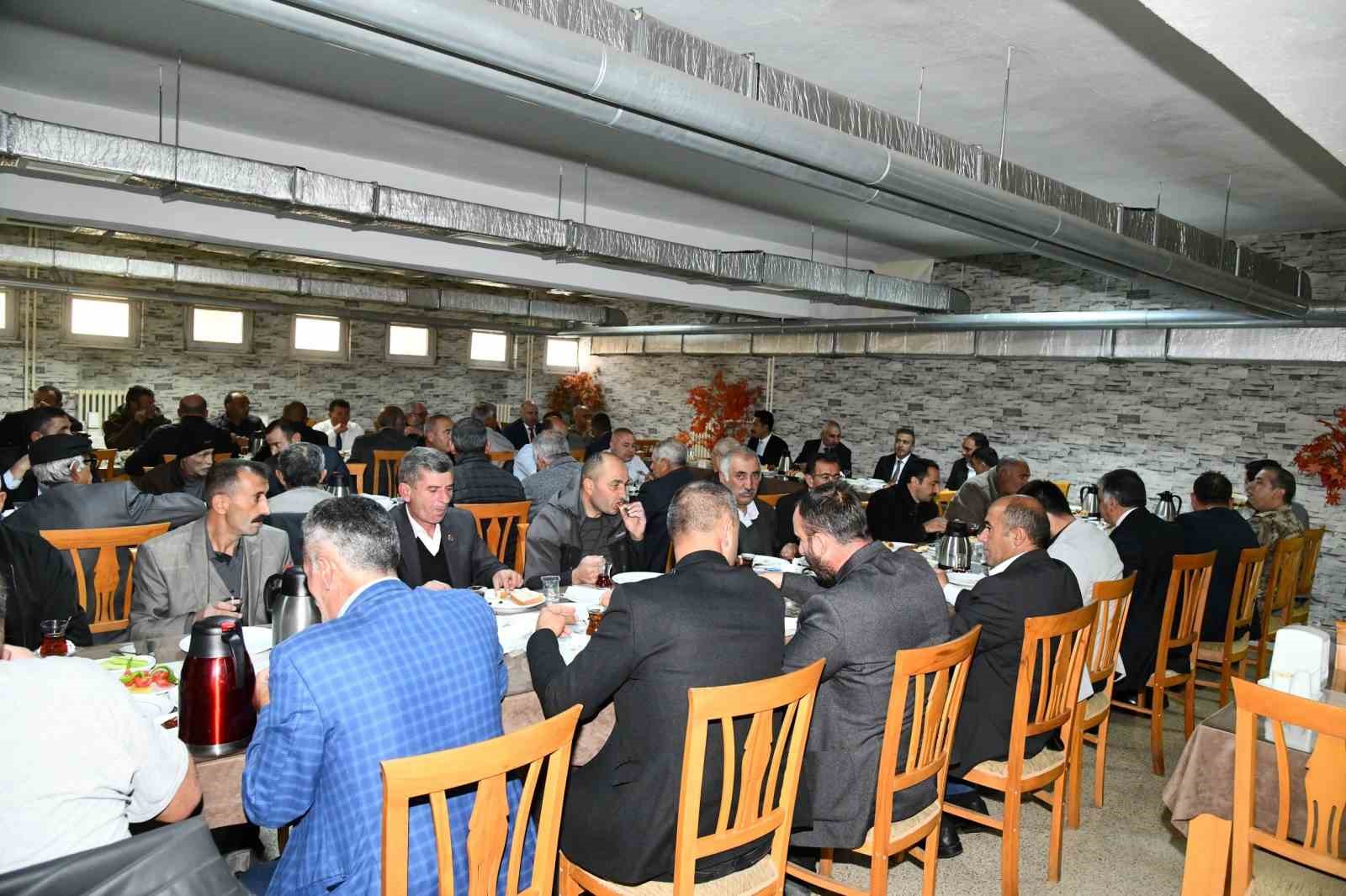 Vali Çiçek, muhtarlarla bir araya geldi