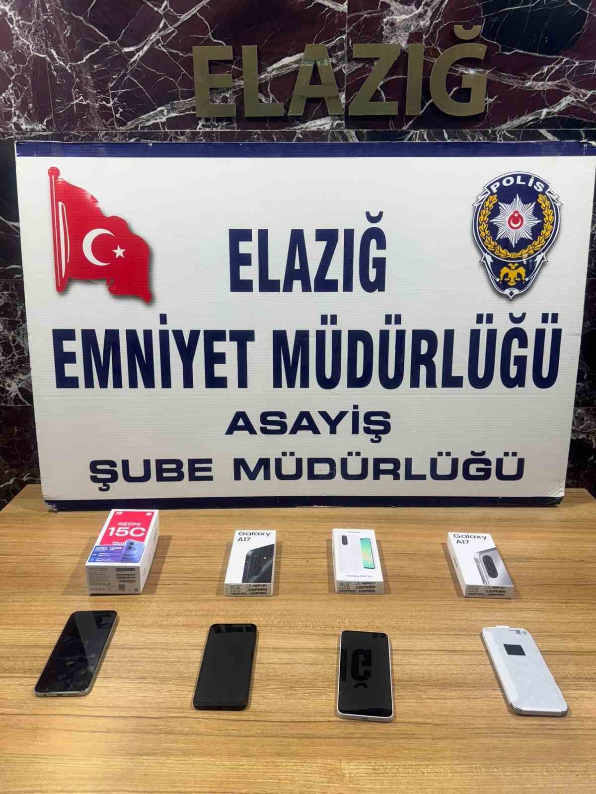 Telefoncuya girip elektronik cihazları &ccedil;alan hırsız tutuklandı
