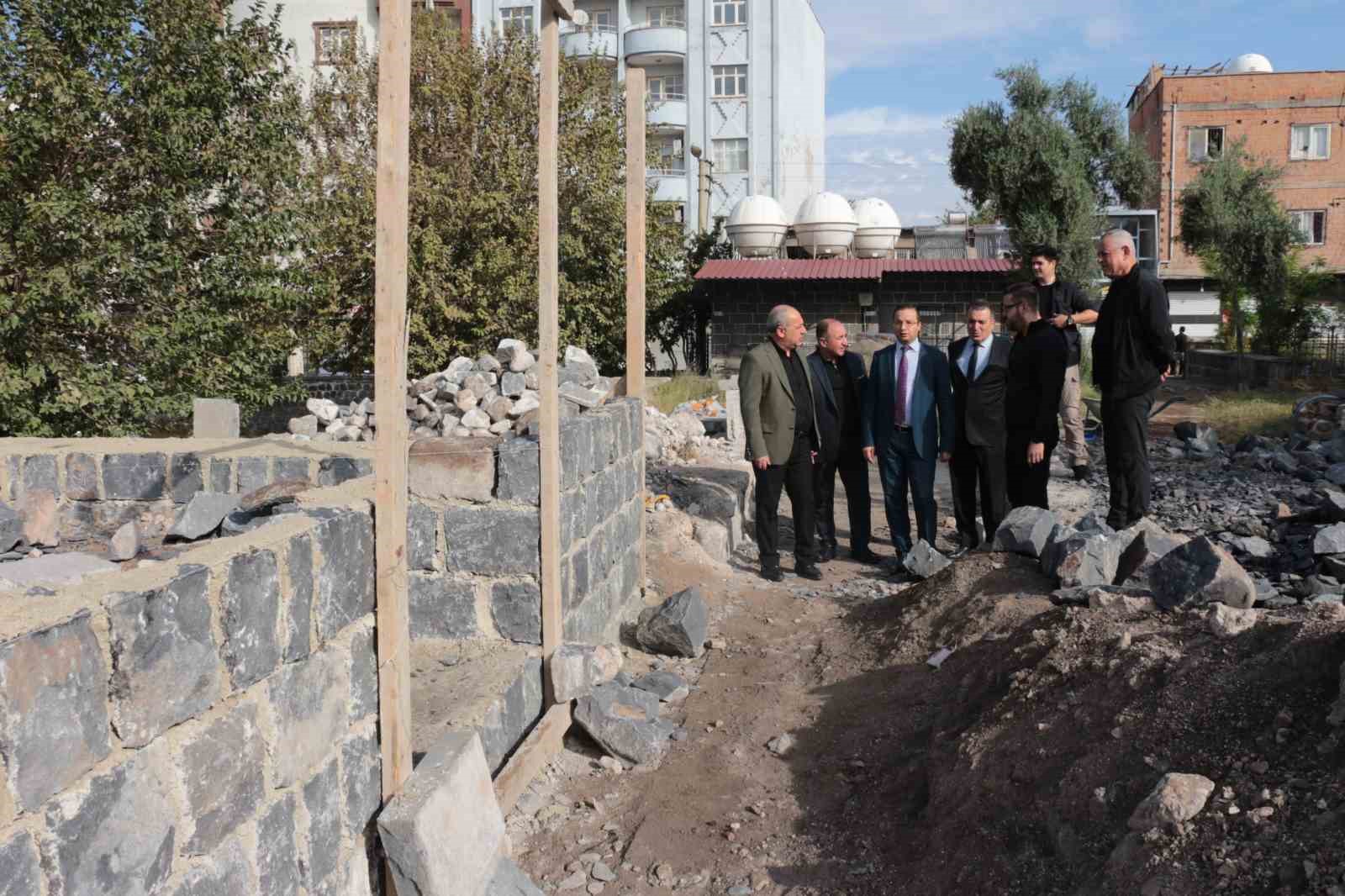 Cizre&rsquo;de Abdaliye Medresesi&rsquo;nin yıkılan tarihi duvarı yeniden inşa ediliyor
