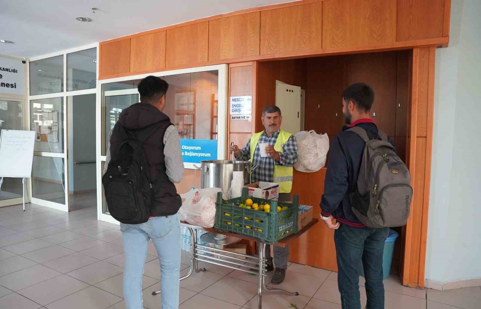 Başkan Halla&ccedil;&rsquo;tan &ouml;ğrencilere moral veren dokunuş
