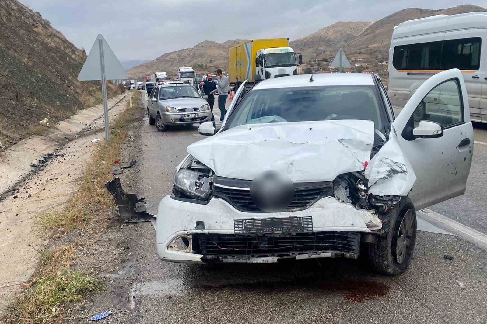 Kırıkkale&rsquo;de iki otomobil &ccedil;arpıştı: 4 yaralı
