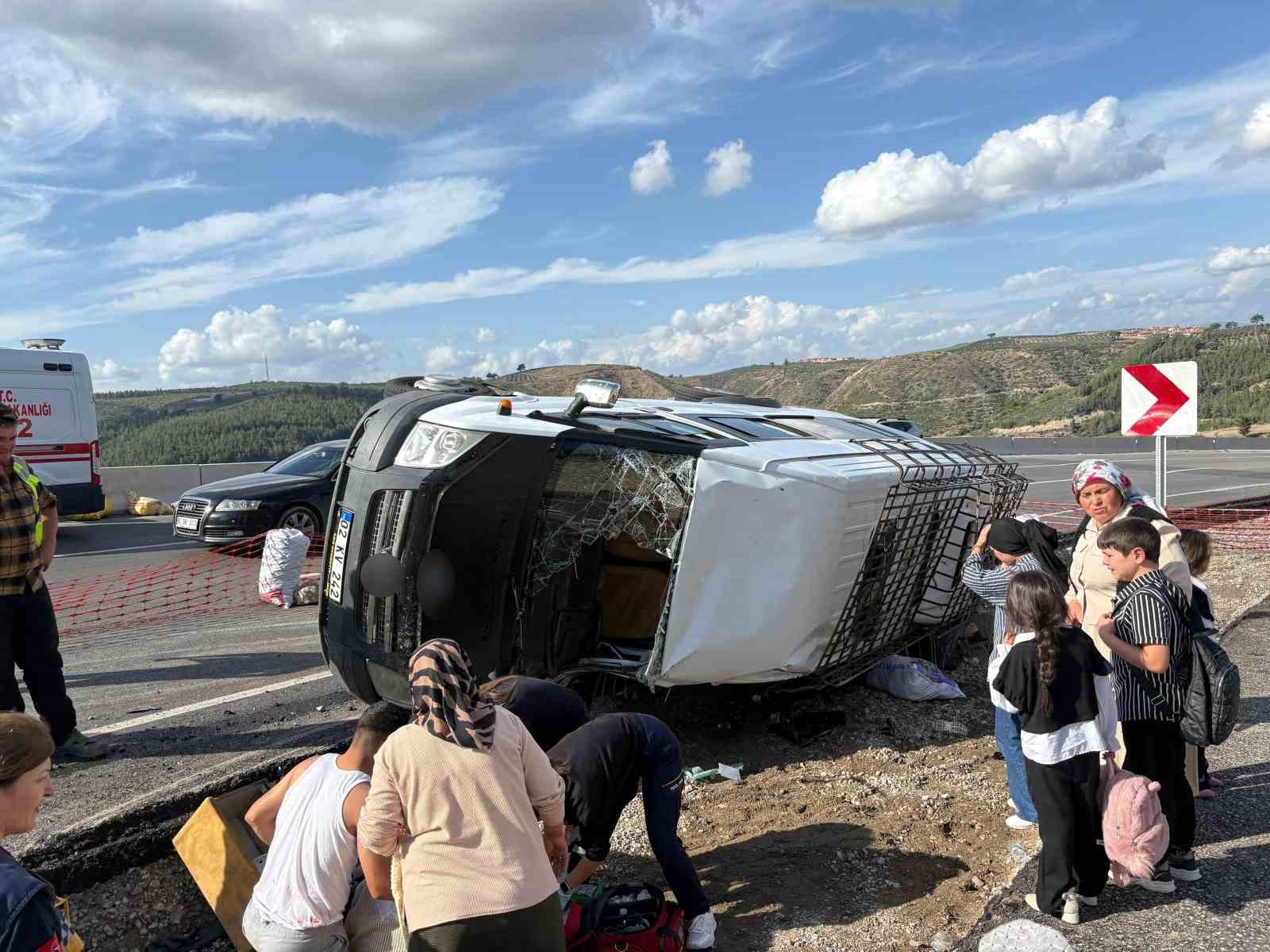 Osmaniye’de yolcu minibüsü şarampole devrildi: 13 Yaralı