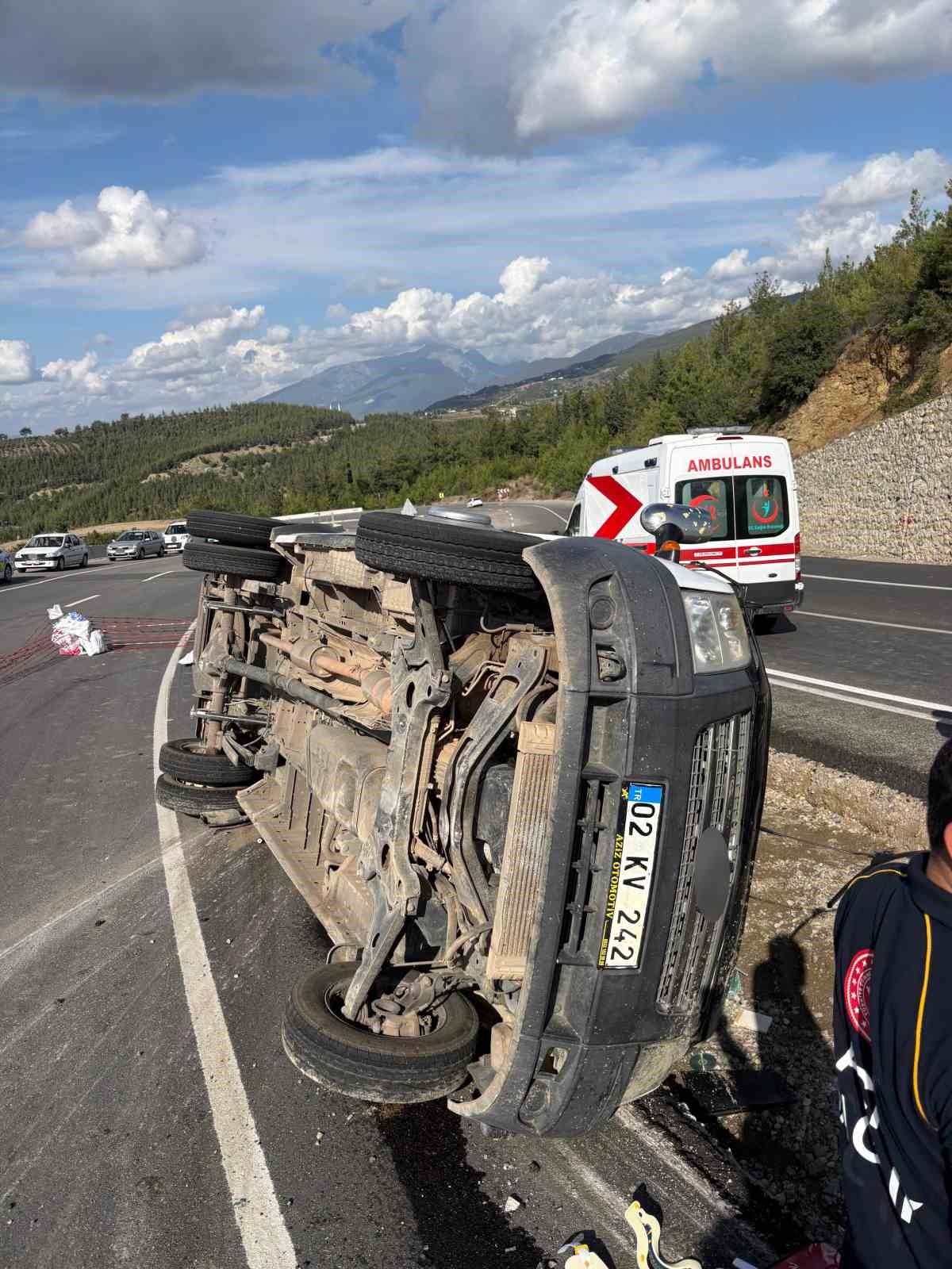 Osmaniye’de yolcu minibüsü şarampole devrildi: 13 Yaralı