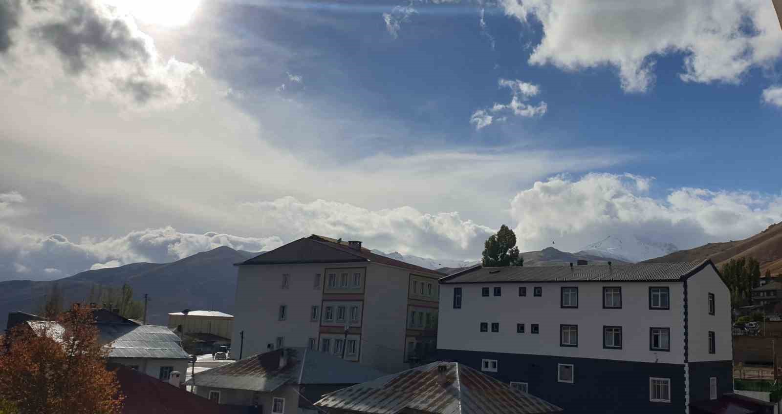 Başkale&rsquo;de y&uuml;ksek kesimlere kar yağdı
