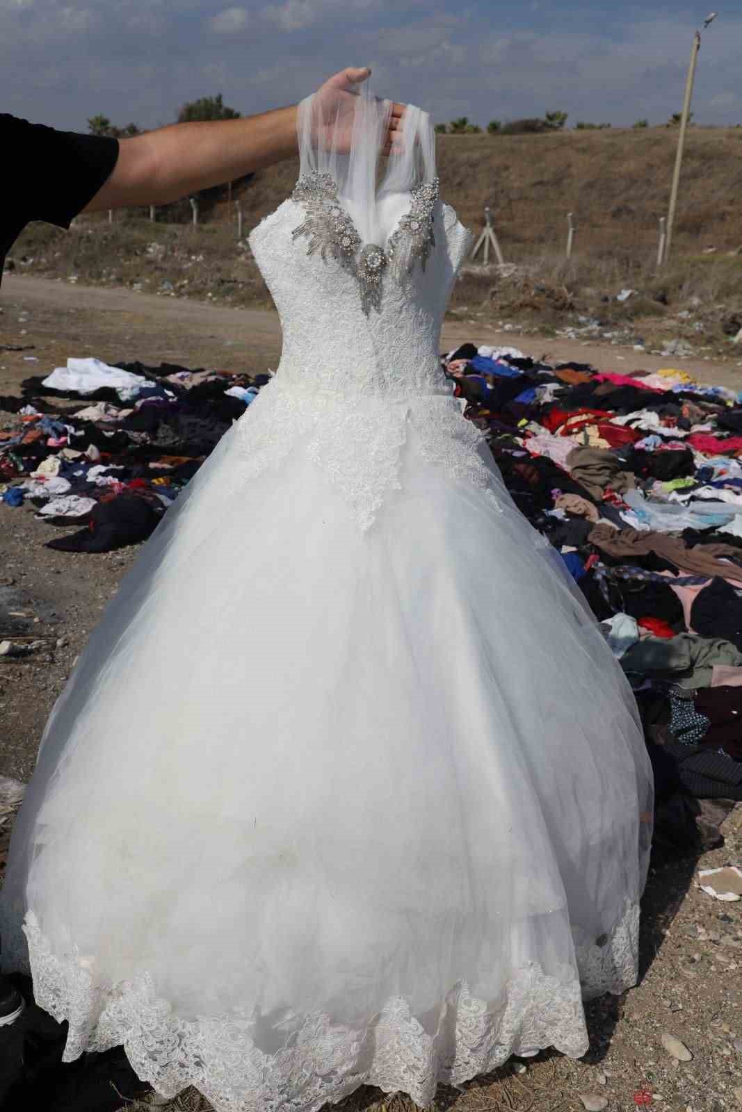 Mersin sahilinde tepki &ccedil;eken g&ouml;r&uuml;nt&uuml;: Tonlarca tekstil atığı sahile d&ouml;k&uuml;ld&uuml;
