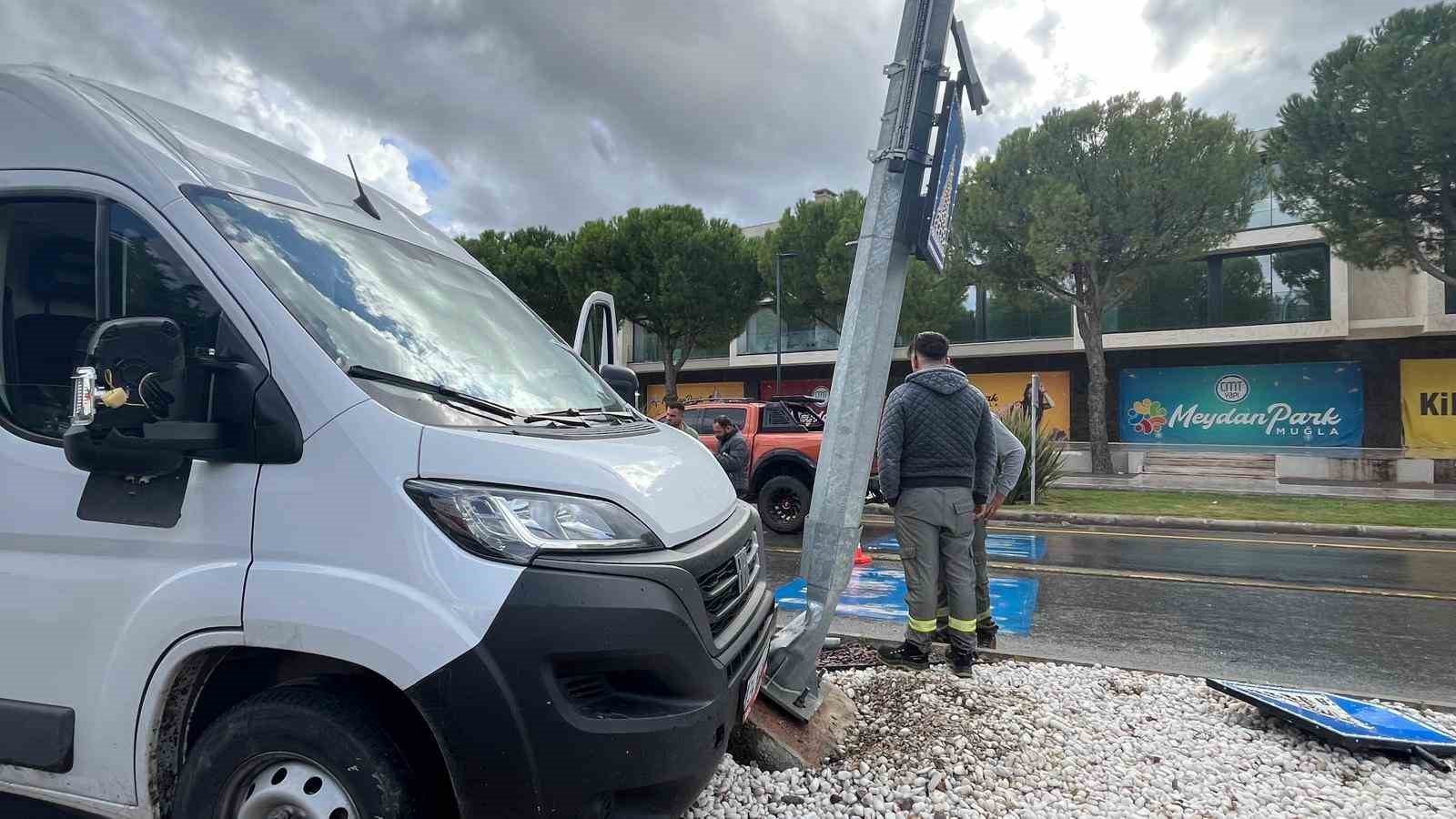 Minib&uuml;s direğe &ccedil;arptı, s&uuml;r&uuml;c&uuml; yaralandı
